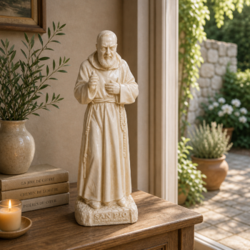 Statue de Padre Pio bénissant